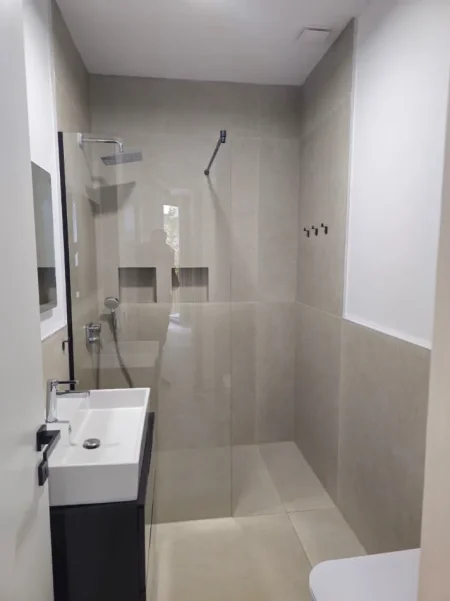 Tirane, jepet me qera apartament 2+1+Ballkon Kati 1, 100 m² 1.350 € (Liqeni i Thate)