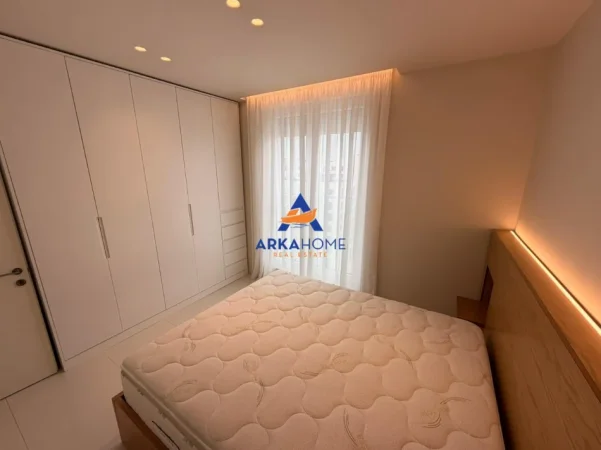 Tirane, jepet me qera apartament 2+1+Ballkon Kati 8, 82 m² 788 € 