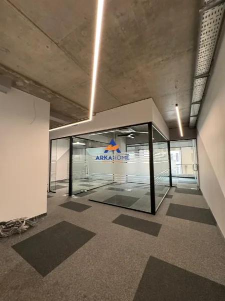 Tirane, jepet me qera ambjent biznesi Kati 1, 110 m² 2.000 € 