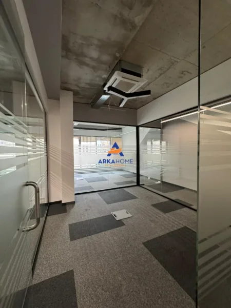 Tirane, jepet me qera ambjent biznesi Kati 1, 110 m² 2.000 € 