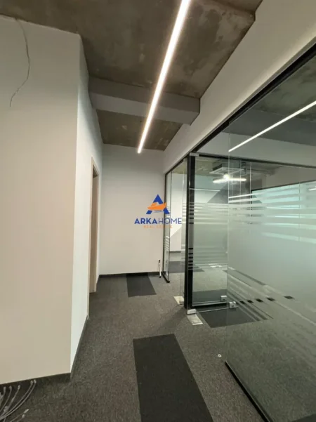 Tirane, jepet me qera ambjent biznesi Kati 1, 110 m² 2.000 € 