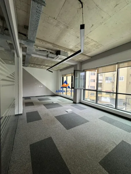 Tirane, jepet me qera ambjent biznesi Kati 1, 110 m² 2.000 € 
