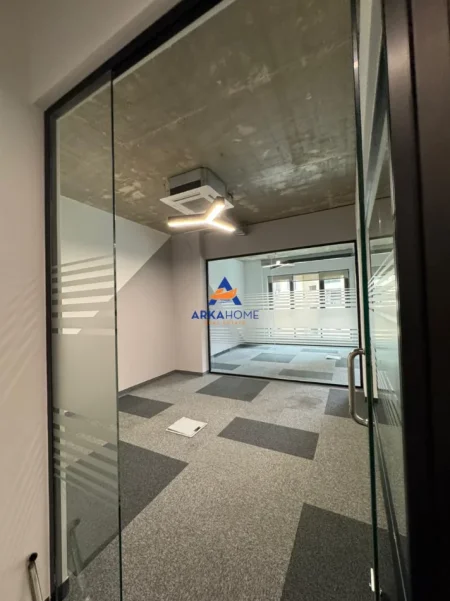 Tirane, jepet me qera ambjent biznesi Kati 1, 110 m² 2.000 € 