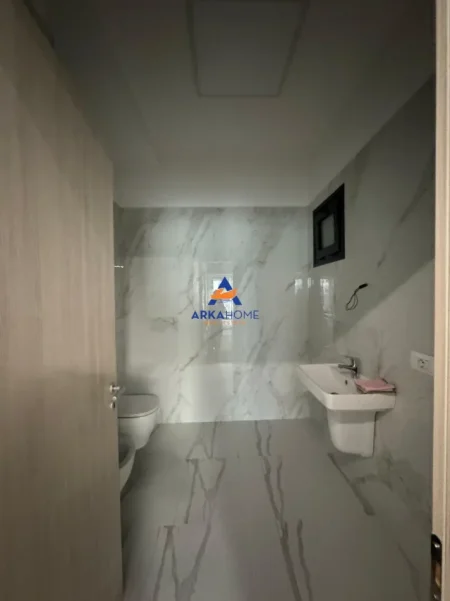 Tirane, jepet me qera ambjent biznesi Kati 1, 110 m² 2.000 € 