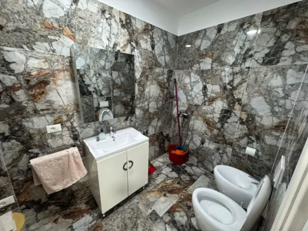 Tirane, jepet me qera apartament 2+1 , 900 m² 1.301 € (TEG)