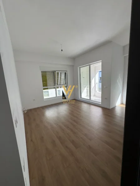 Tirane, jepet me qera zyre Kati 7, 60 m² 370 € (ALI DEMI)