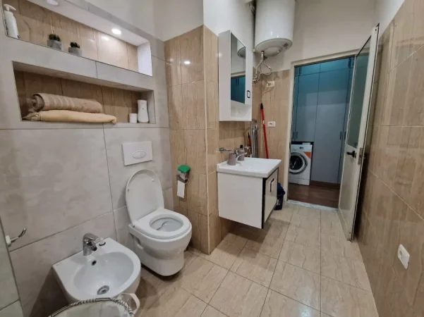 Tirane, jepet me qera apartament 1+1+Ballkon Kati 1, 65 m² 600 € (Qender)