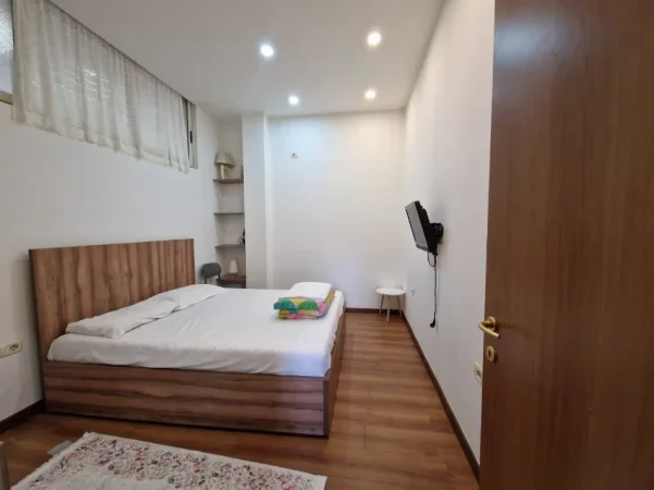 Tirane, jepet me qera apartament 1+1+Ballkon Kati 1, 65 m² 600 € (Qender)