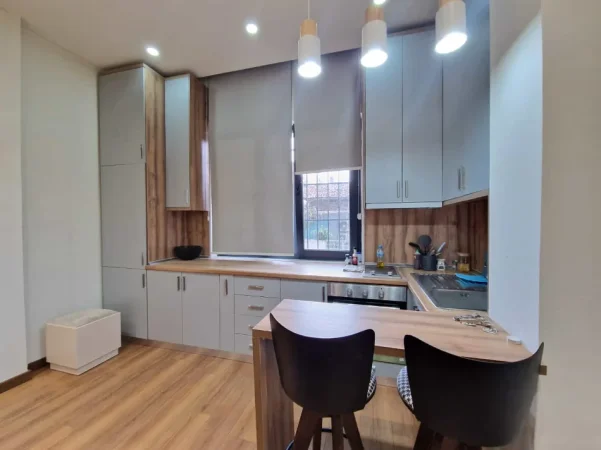 Tirane, jepet me qera apartament 1+1+Ballkon Kati 1, 65 m² 600 € (Qender)