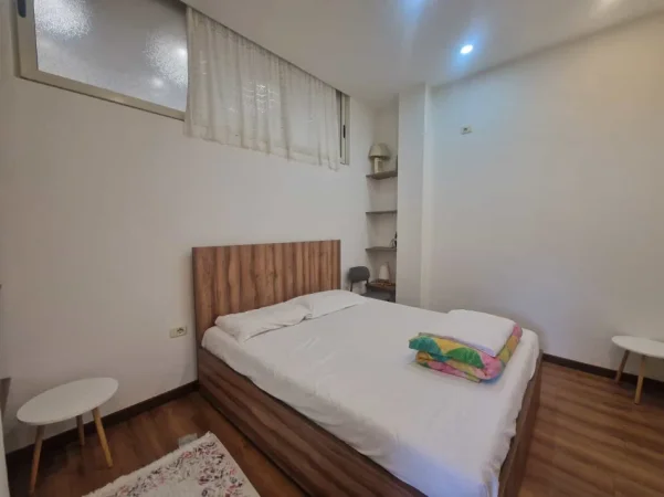 Tirane, jepet me qera apartament 1+1+Ballkon Kati 1, 65 m² 600 € (Qender)