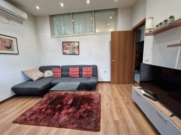Tirane, jepet me qera apartament 1+1+Ballkon Kati 1, 65 m² 600 € (Qender)