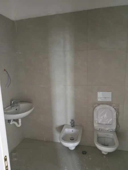Tirane, jepet me qera apartament 2+1 Kati 7, 110 m² 500 € (Rruga 5 Maji)