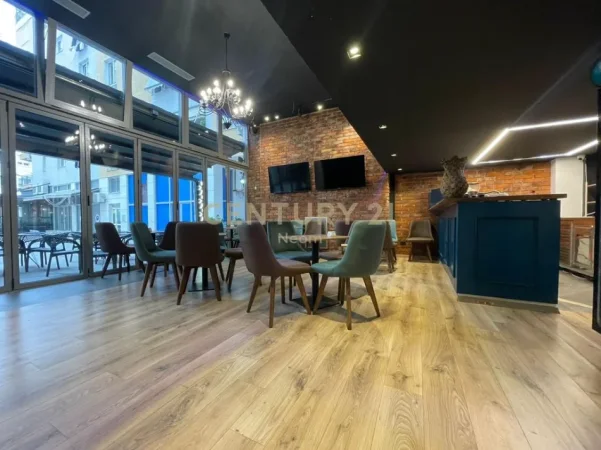 Tirane, shitet bar-kafe Kati 0, 52 m² 155.000 € (Xhamllik)