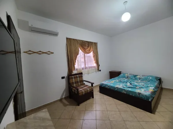 Tirane, jepet me qera apartament 1+1 Kati 3, 300 € (Rruga 5 maji)