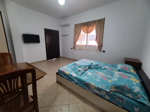 Tirane, jepet me qera apartament 1+1 Kati 3, 300 € (Rruga 5 maji)