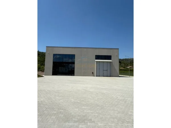 Tirane, jepet me qera ambjent biznesi Kati 0, 4.452 m² 12.000 € (Vore)