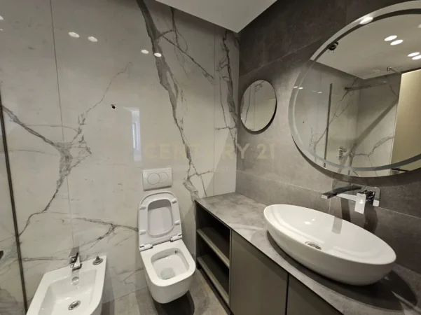 Tirane, jepet me qera apartament 3+1+Ballkon Kati 1, 120 m² 1.800 € (kodra e diellit)