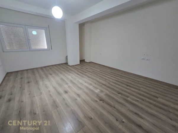 Tirane, shitet apartament 2+1+Ballkon Kati 2, 152 m² 289.000 € (kopshti botanik)