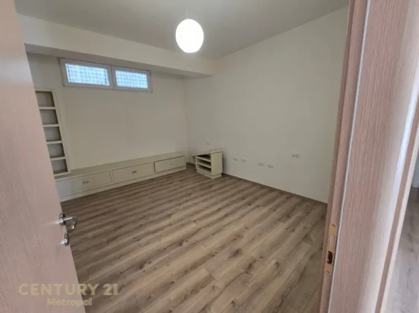Tirane, shitet apartament 2+1+Ballkon Kati 2, 152 m² 289.000 € (kopshti botanik)