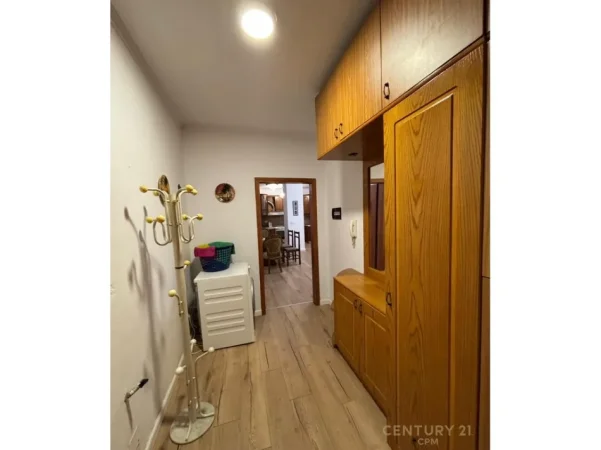Tirane, jepet me qera apartament 3+1+Ballkon Kati 3, 157 m² 1.050 € (rruga e kavajes)