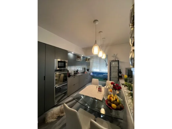 Tirane, shitet apartament 3+1 Kati 3, 125 m² 305.000 € 