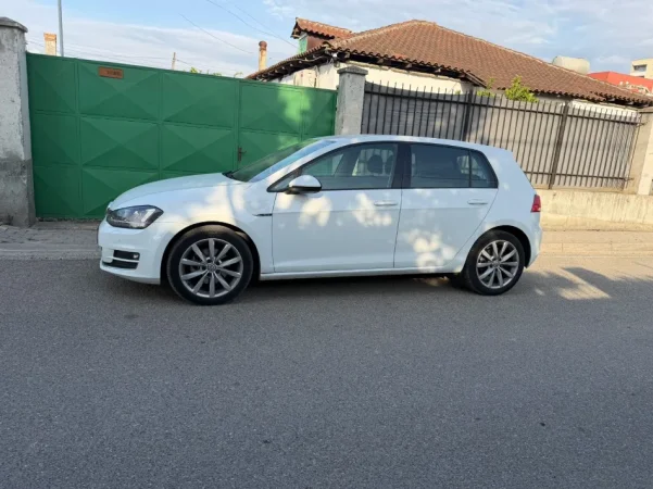Tirane, shitet makine Golf 7 Nafte, gri e erret automatik 120 km 11.000 €