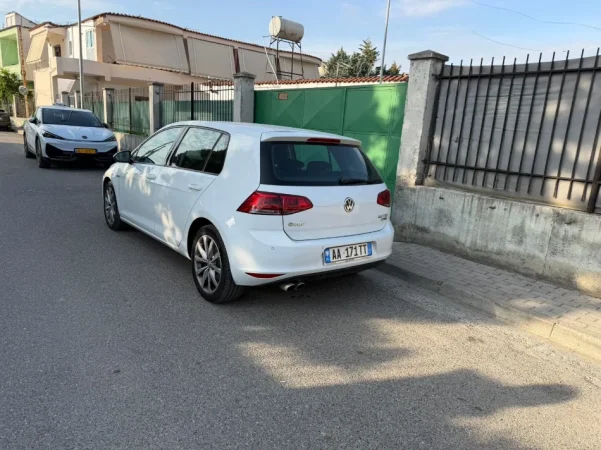 Tirane, shitet makine Golf 7 Nafte, gri e erret automatik 120 km 11.000 €