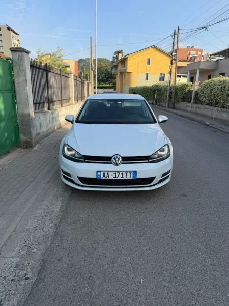 Tirane, shitet makine Golf 7 Nafte, gri e erret automatik 120 km 11.000 €