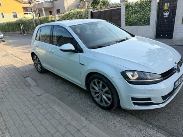 Tirane, shitet makine Golf 7 Nafte, gri e erret automatik 120 km 11.000 €