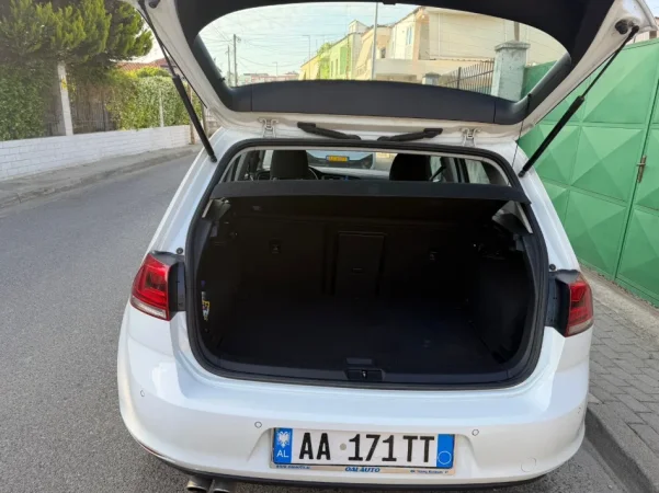 Tirane, shitet makine Golf 7 Nafte, gri e erret automatik 120 km 11.000 €