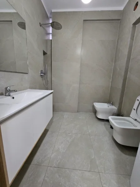 Tirane, shitet apartament 2+1+Ballkon Kati 3, 97 m² 234.000 € (Rruga Mine Peza)