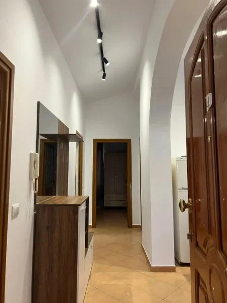 Tirane, jepet me qera apartament 3+1 Kati 4, 100 m² 550 € (Universiteti Barleti)