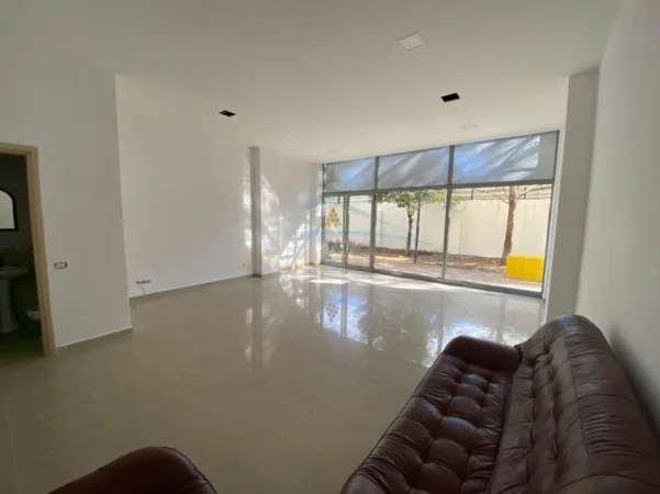 Tirane, jepet me qera ambjent biznesi Kati 0, 55 m² 800 € (Don Bosko)