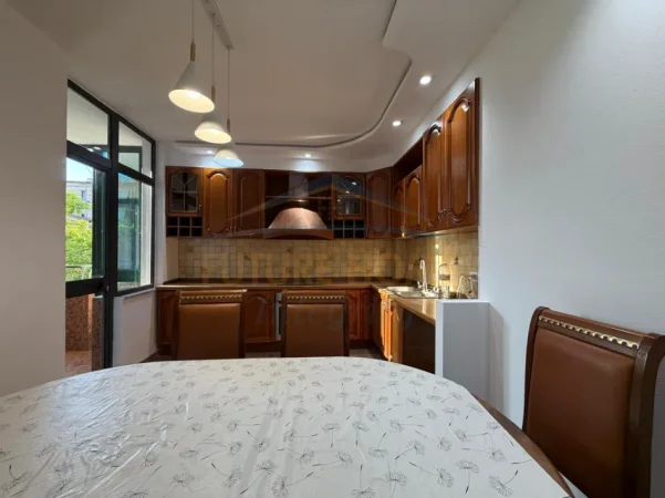Tirane, jepet me qera apartament 2+1+Ballkon Kati 1, 112 m² 649 € (Shkolla Baletit)