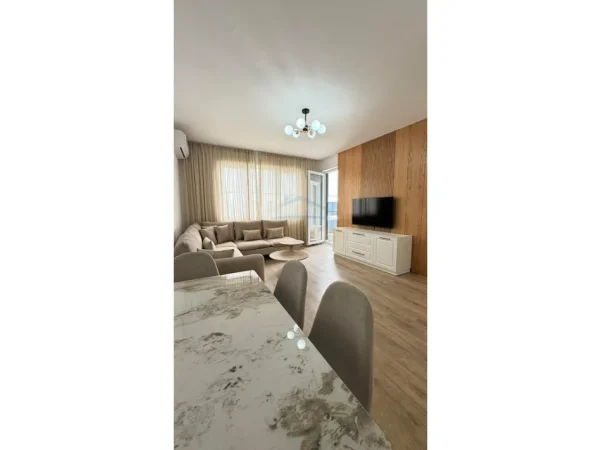Tirane, jepet me qera apartament 2+1+Ballkon Kati 8, 104 m² 550 € (QTU)