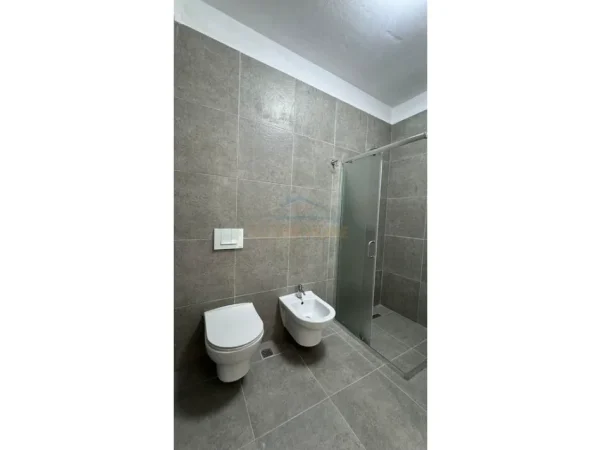 Tirane, jepet me qera apartament 2+1+Ballkon Kati 8, 104 m² 550 € (QTU)