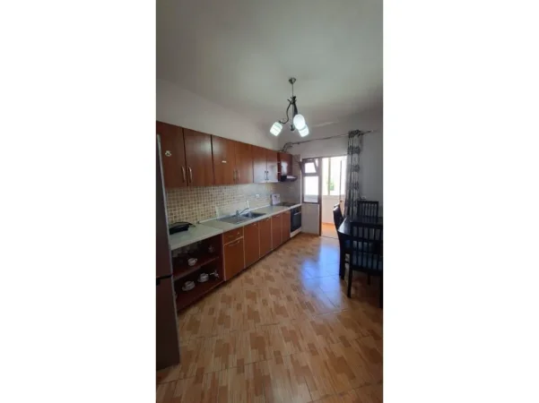 Tirane, jepet me qera apartament 1+1+Ballkon Kati 3, 105 m² 420 € (Kodra e Priftit)