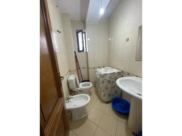 Tirane, jepet me qera apartament 2+1+Ballkon Kati 2, 84 m² 700 € (Liqeni)