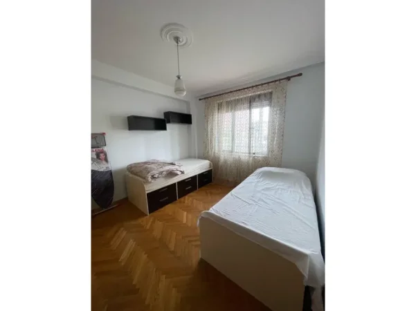 Tirane, jepet me qera apartament 2+1+Ballkon Kati 2, 84 m² 700 € (Liqeni)