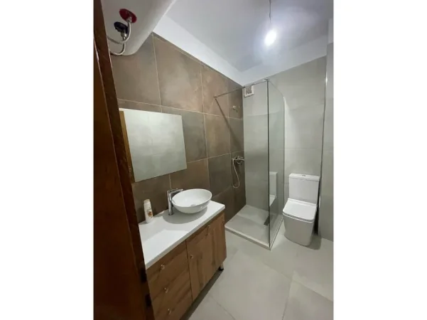 Tirane, jepet me qera apartament 2+1+Ballkon Kati 2, 84 m² 700 € (Liqeni)