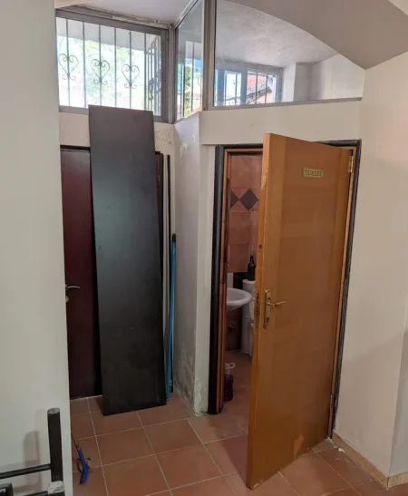 Tirane, jepet me qera ambjent biznesi Kati 1, 100 m² 1.500 € (Bulevardi Bajram Curri)
