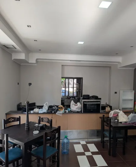 Tirane, jepet me qera ambjent biznesi Kati 1, 100 m² 1.500 € (Bulevardi Bajram Curri)
