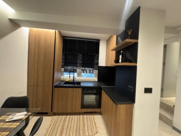 Tirane, jepet me qera apartament 1+1 Kati 1, 70 m² 600 € (Ambasada Amerikane)