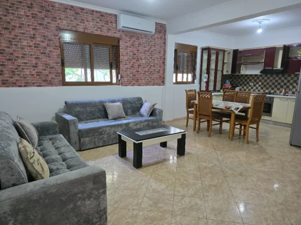 Tirane, jepet me qera apartament 1+1 Kati 1, 100 m² 450 € ( Apartament ne nje shtepi private )(Rruga 3 vellezerit Kondi, tek Vilat Amerikane.)