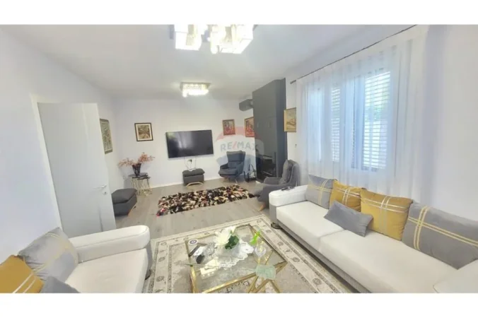 Tirane, shitet 2 Katshe , 1.410 m² 700.000 € (Vishnje)
