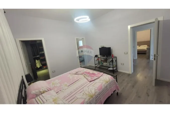 Tirane, shitet 2 Katshe , 1.410 m² 700.000 € (Vishnje)