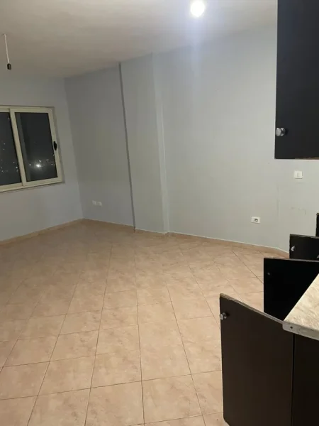 Tirane, jepet me qera apartament 1+1 Kati 4, 60 m² 300 € (Yzberisht)