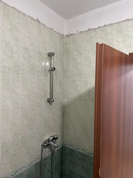 Tirane, jepet me qera apartament 1+1 Kati 4, 60 m² 300 € (Yzberisht)