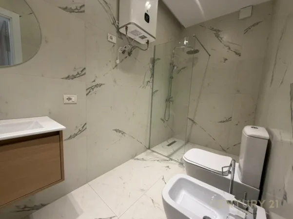 Tirane, jepet me qera apartament 2+1+Ballkon Kati 4, 106 m² 900 € (sheshi avni rustemi)