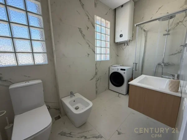 Tirane, jepet me qera apartament 2+1+Ballkon Kati 4, 106 m² 900 € (sheshi avni rustemi)